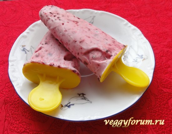 Мороженое со свежими ягодами