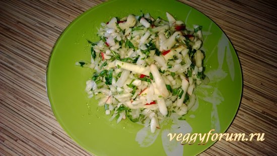 Салат с капустой, яблоком и листьями одуванчика
