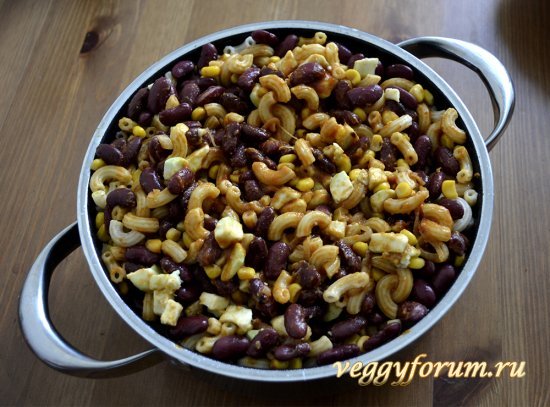 Лапша с авокадо, фасолью и овощами
