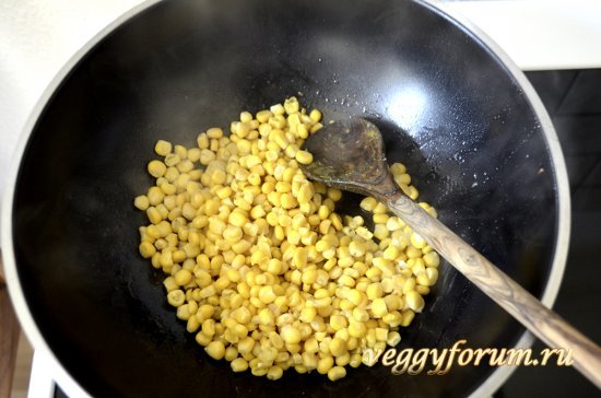 Лапша с авокадо, фасолью и овощами
