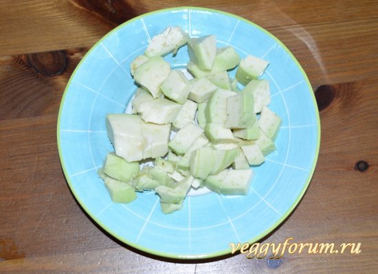 Лапша с авокадо, фасолью и овощами