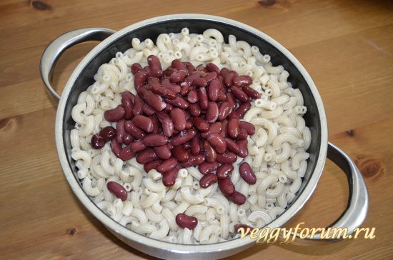 Лапша с авокадо, фасолью и овощами