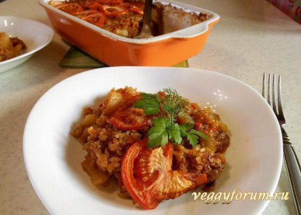 Запеченный картофель с рисом, морковью и грибным бульоном