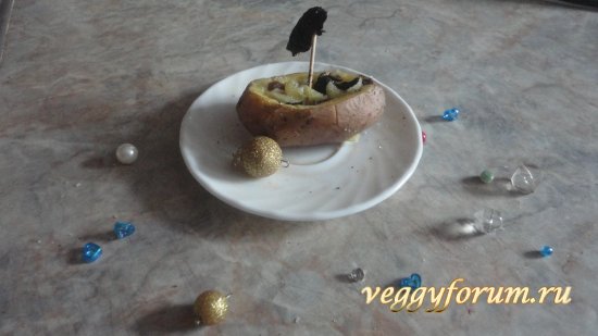 Картошка-кораблик с черносливом закуска