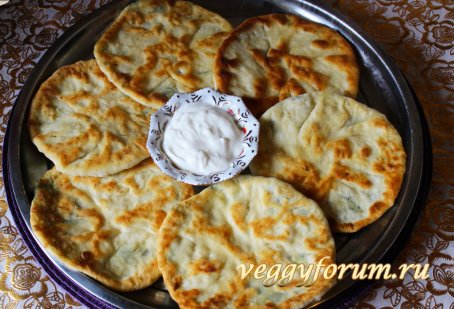 Бездрожжевые лепёшки с адыгейским сыром и зеленью