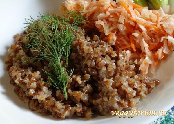 Гречка с луком в сковородке