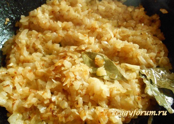Гречка с луком в сковородке