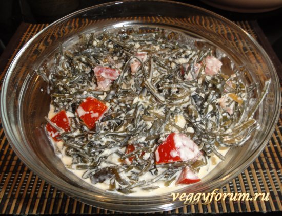 Салат из морской капусты с помидорами и сыром