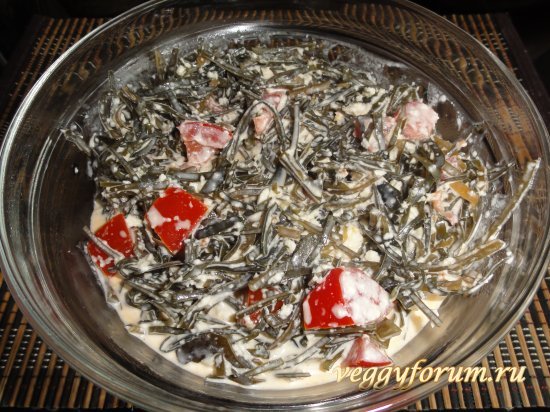 Салат из морской капусты с помидорами и сыром
