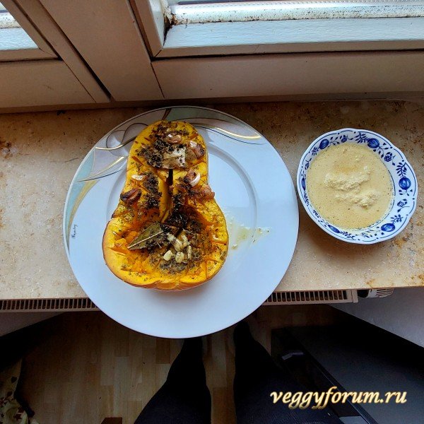 Тыква из духовки с соусом из тофу