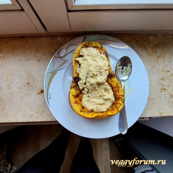 Тыква из духовки с соусом из тофу