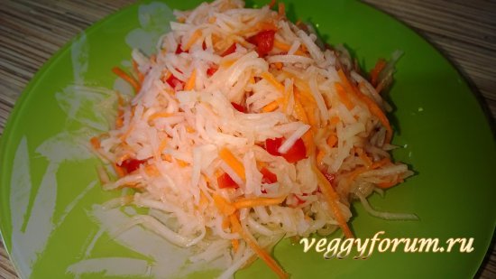 Салат из кольраби с перцем