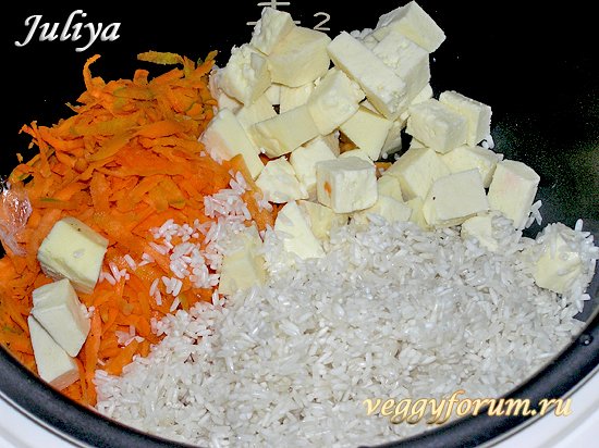 Рис с сыром, морковью и горошком в мультиварке