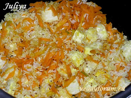Рис с сыром, морковью и горошком в мультиварке