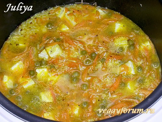 Рис с сыром, морковью и горошком в мультиварке