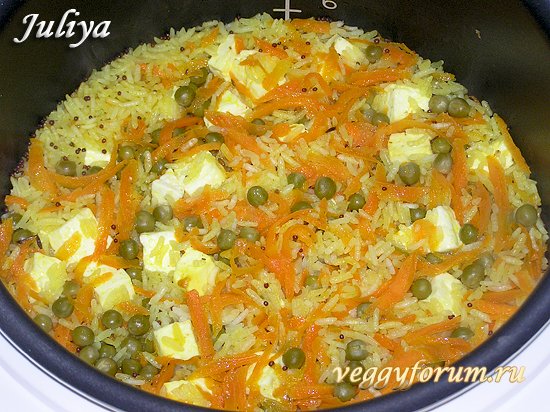 Рис с сыром, морковью и горошком в мультиварке