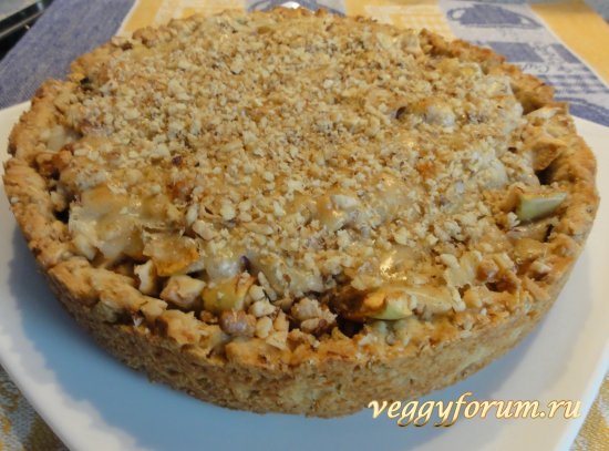 Хрустящий пирог с яблоками и орехами