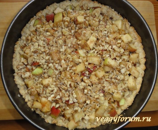 Хрустящий пирог с яблоками и орехами