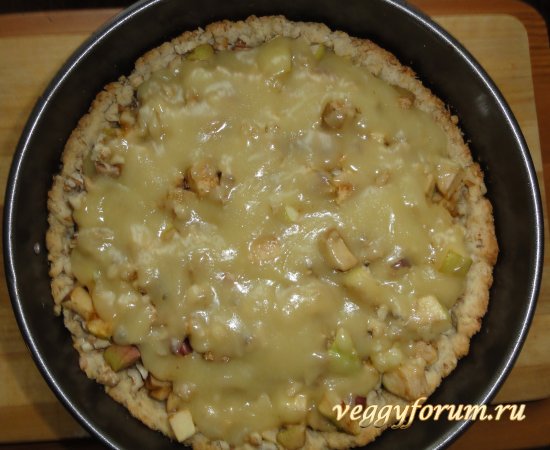 Хрустящий пирог с яблоками и орехами