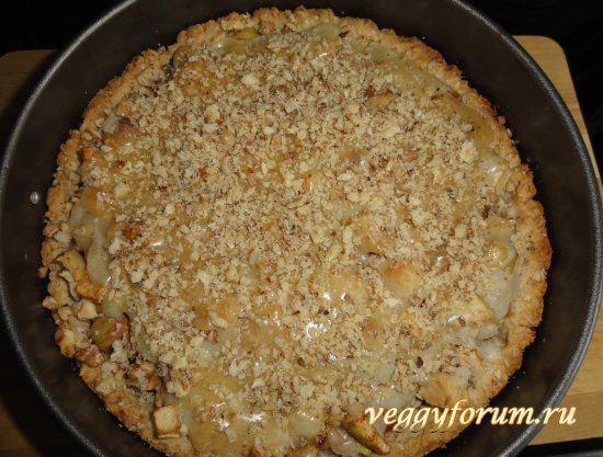 Хрустящий пирог с яблоками и орехами