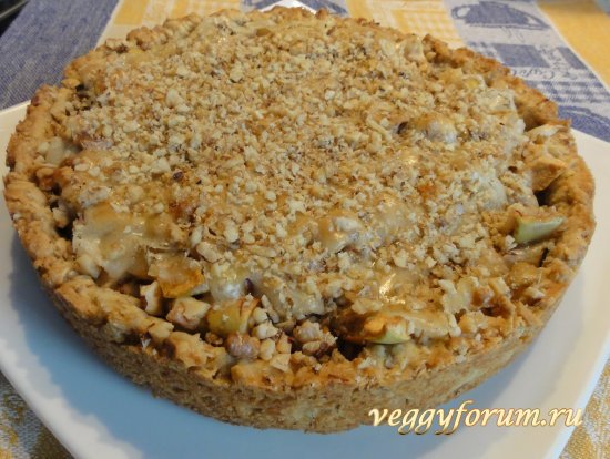 Хрустящий пирог с яблоками и орехами
