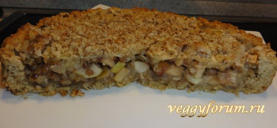 Хрустящий пирог с яблоками и орехами