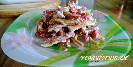 Салат с веганской колбасой
