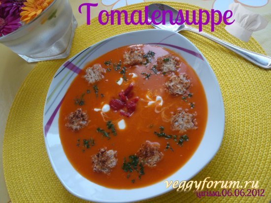Томатный суп с гренками веганский