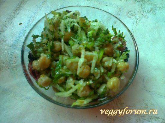 Салат из нута и маргеланской редьки