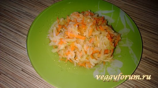 Салат с зеленой редькой, морковью и яблоком