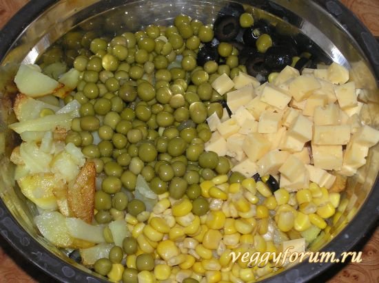 Быстрый салат с жареной картошкой