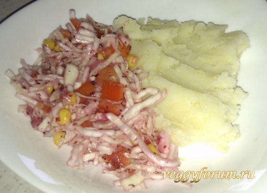 Капустный салат с кукурузой и сладким перцем