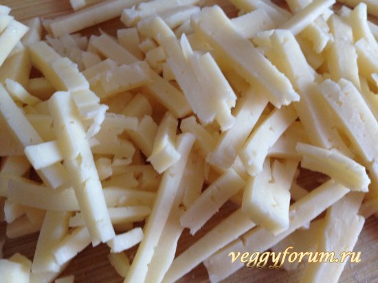Салат из пекинской капусты с соленым огурцом и сыром