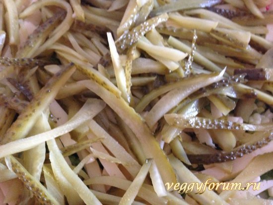 Салат из пекинской капусты с соленым огурцом и сыром