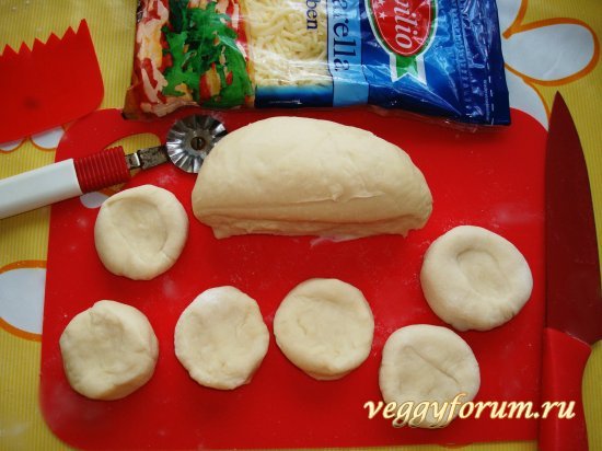 Турецкие лепешки с сыром и зелёным луком