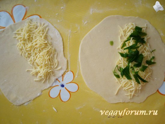 Турецкие лепешки с сыром и зелёным луком