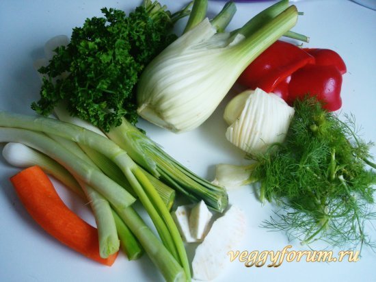 Суп с фенхелем, луком-пореем, яблоком и грецкими орехами