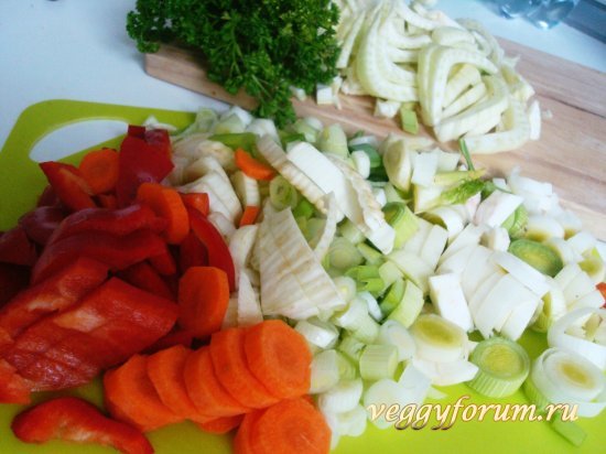 Суп с фенхелем, луком-пореем, яблоком и грецкими орехами