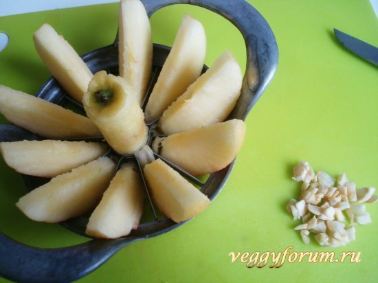 Суп с фенхелем, луком-пореем, яблоком и грецкими орехами
