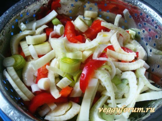 Суп с фенхелем, луком-пореем, яблоком и грецкими орехами