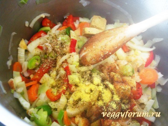 Суп с фенхелем, луком-пореем, яблоком и грецкими орехами