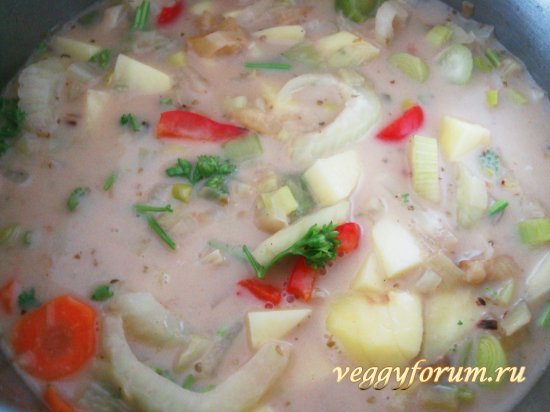 Суп с фенхелем, луком-пореем, яблоком и грецкими орехами