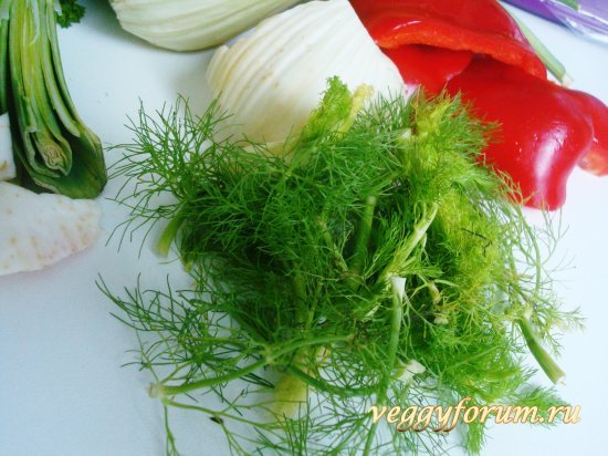 Суп с фенхелем, луком-пореем, яблоком и грецкими орехами