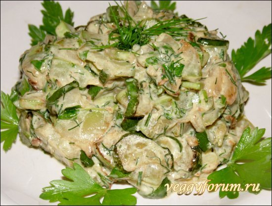 Теплый салат с огурцами и кабачком