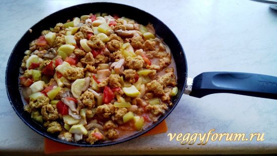 Тушеные овощи с соевым мясом