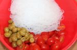 Салат с рисовой лапшой и помидорами черри 301-1