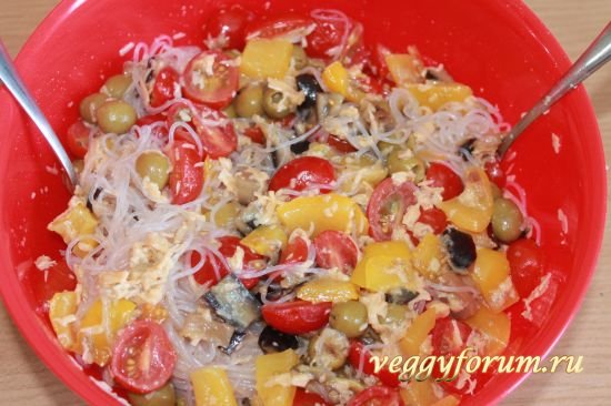 Салат с рисовой лапшой и помидорами черри
