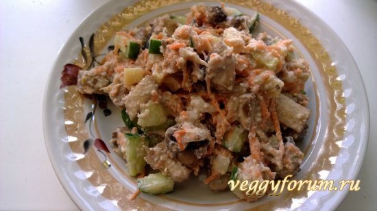 Сыроедческий салат с шампиньонами и ананасом